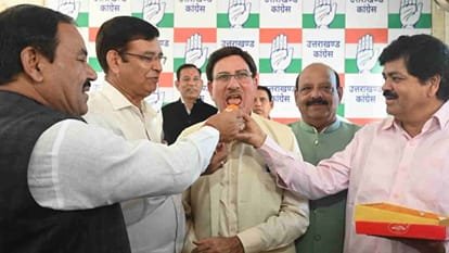 उत्तराखंड में विभिन्न राजनीतिक दलों के नेताओं ने थामा कांग्रेस का हाथ, समर्थकों के साथ ली पार्टी की सदस्यता।