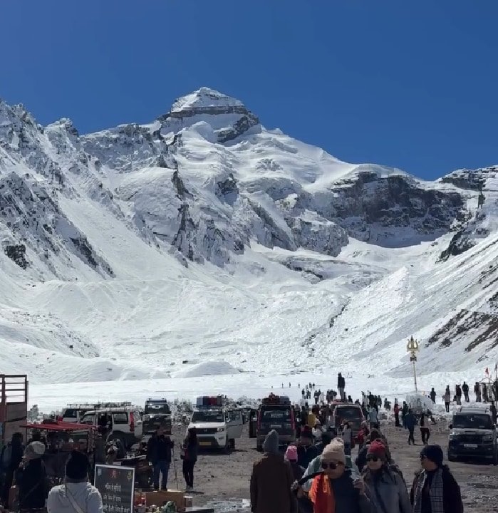 उत्तराखंड के आदि कैलाश में जम गया पार्वती कुंड, ओम पर्वत पर बिछी बर्फ की चादर, शून्य से नीचे तापमान, टूरिस्ट रोमांचित।