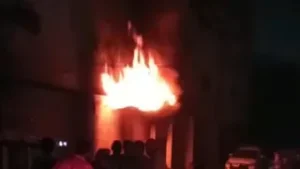 उत्तराखंड के हरिद्वार में पेंट के गोदाम में लगी आग, दमकल टीम ने शटर काट कर पाया आग पर काबू।