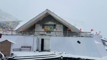उत्तराखंड में हेमकुंड साहिब के कपाट शीतकाल के लिए बंद, अंतिम दिन पाकिस्तान से भी पहुंचे सिख श्रद्धालु।