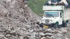 उत्तराखंड में पिथौरागढ़-तवाघाट हाईवे बंद, कूलागाड़ में फंसे आदि कैलास यात्री।