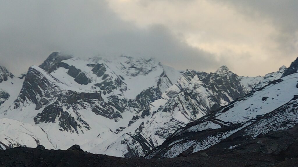 उत्तराखंड के व्यास घाटी में अद्भुत संयोग, बर्फबारी के बाद ओम पर्वत पर एक साथ उभरे दो ओम, बना कौतूहल का विषय।