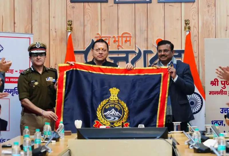 उत्तराखंड में मुख्यमंत्री धामी ने उत्तराखंड पुलिस के नए गौरव चिह्नों का किया अनावरण।
